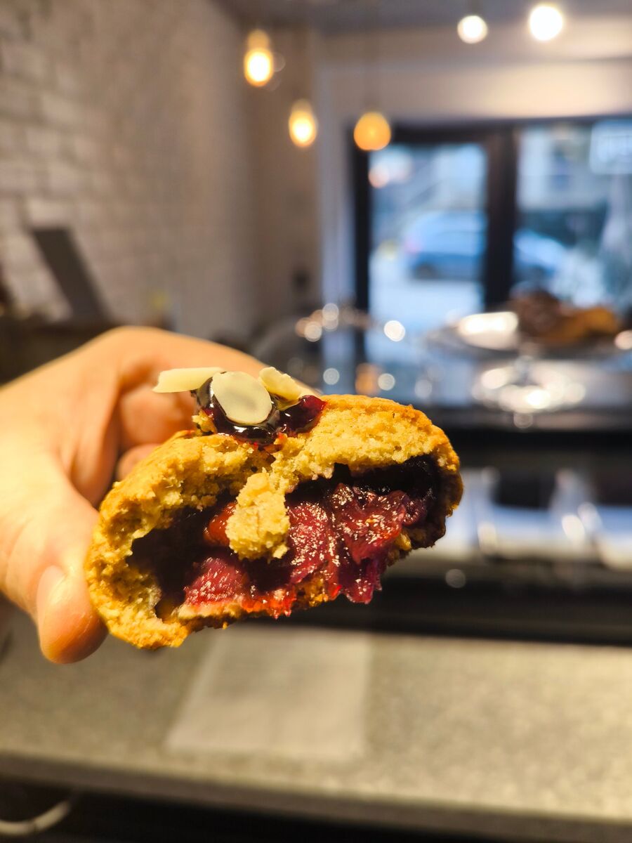 Biscuit cu fructe de pădure și migdale